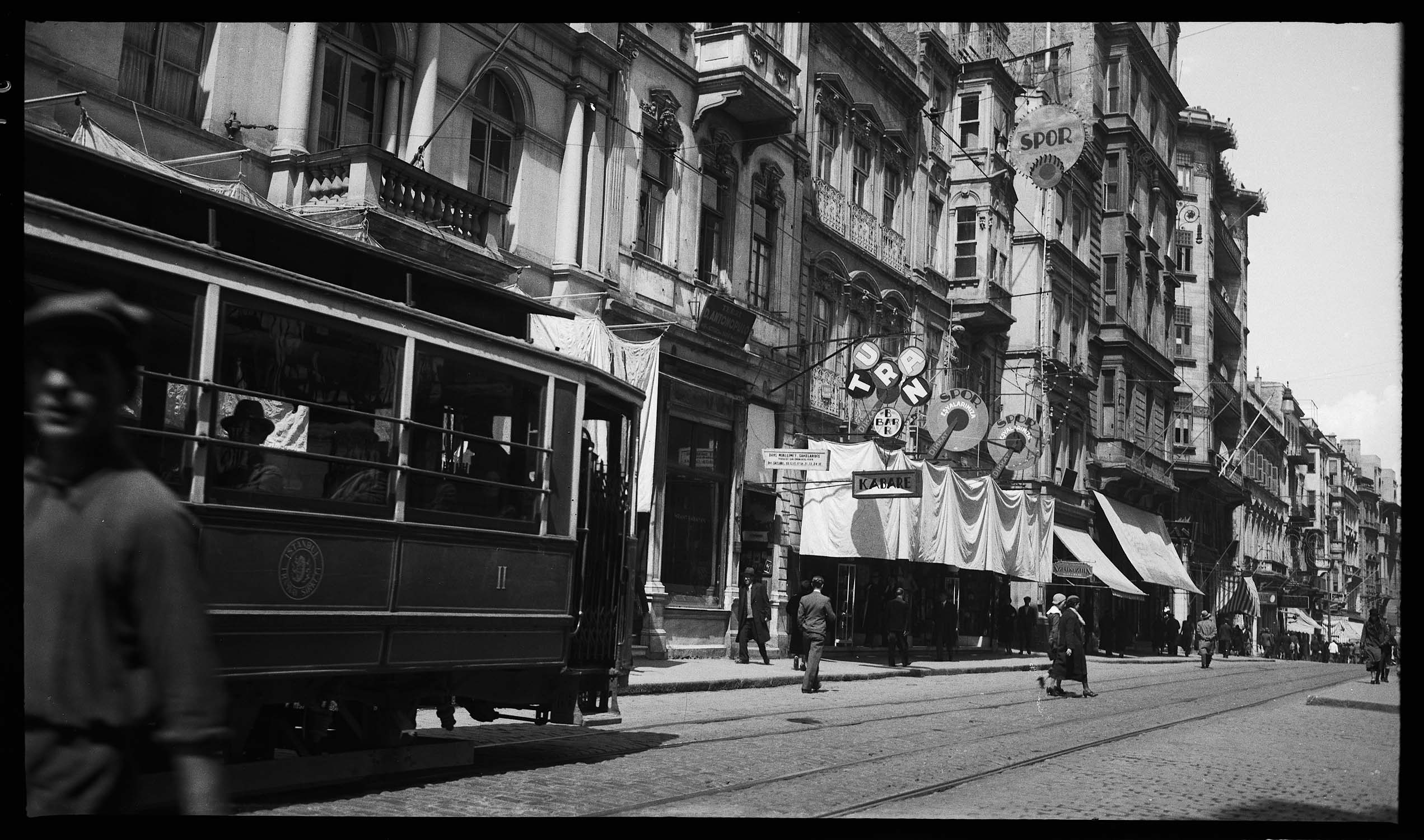 La grande rue de Pera à la hauteur du passage de Karlman